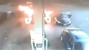 רץ ברשת - תיעוד דרמטי: האמא שחילצה את ילדיה מתוך רכב בוער