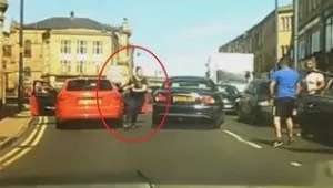רץ ברשת - החברה המושלמת? האישה שתפסה מחבט בייסבול ורצה לעזור לבן זוגה