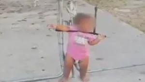 רץ ברשת - חשד: תינוקת בת שנתיים נקשרה לגדר באמצעות חבל