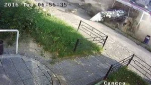רץ ברשת - אל תמצמצו: חיכתה בתחנה בזמן שהאוטובוס התנגש בעוצמה בתחנה