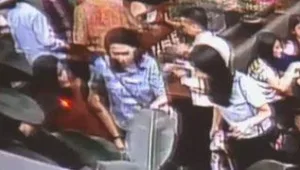 רץ ברשת - חיוך של רוצחת: מצלמות האבטחה קלטו אישה מרעילה למוות את חברתה הטובה עם ציאניד בקפה