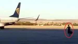 רץ ברשת - איחר לטיסה, קפץ מהשרוול ורץ אחרי המטוס - שעצר ונתן לו לעלות!