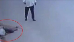 רץ ברשת - נדרס למוות בתאונת פגע וברח ברחוב סואן: רק אדם אחד עצר ליד גופתו וגם זה כדי לגנוב לו את הטלפון