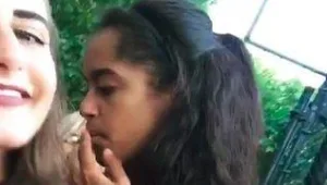 רץ ברשת - מליה אובמה נתפסה כשהיא מעשנת ג'וינט?
