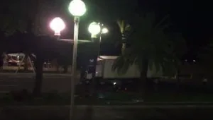 רץ ברשת - צפו בתיעוד: האופנוען שקפץ על המשאית בניסיון להשתלט על המחבל