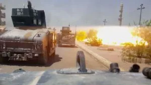 רץ ברשת - תיעוד מדהים: מכונית תופת של דאעש מתפוצצת על שיירת טנקים עירקים