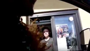 רץ ברשת - צפו: נקמתה של המלצרית בלקוח החצוף במקדונלדס