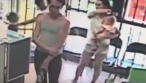 רץ ברשת - תיעוד מצמרר: אמה של הילדה מסובבת את הגב לשניה - גבר זר מגיח ומנסה לחטוף אותה