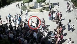 רץ ברשת - חינוך למופת: המורה התנפל באגרופים על בת זוגו מול התלמידים