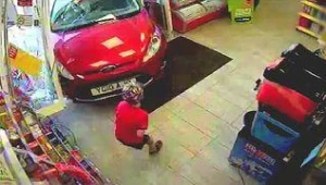 רץ ברשת - ניצל בנס: נהגת שיכורה נכנסה חזיתית בילד שקנה ממתקים