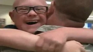 רץ ברשת - מרגש: חייל שחזר אחרי חצי שנה של לחימה הפתיע את בנו, הלוקה בתסמונת דאון