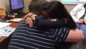 רץ ברשת - לא האמינה למשמע אוזניה: בחורה חירשת ששומעת לראשונה מקבלת הצעת נישואין מרגשת
