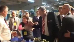 רץ ברשת - נגמרה לה הסבלנות: אישה השפריצה  חלב אם על עמיתיה