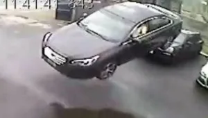 רץ ברשת - כמו בסרט: המכונית עפה באוויר, הנהג שרד