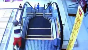 רץ ברשת - בהלה בקניון: פעוט צנח מהמדרגות הנעות