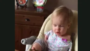 אין דבר העומד בפני הרצון: תינוקת שנולדה ללא ידיים למדה לאכול בכוחות בעצמה