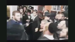 נאצים! תלכו": שוטרים הגיעו לטפל ברעש והותקפו על ידי עשרות חרדים. צפו