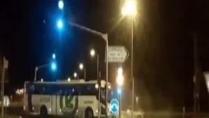 צפו בתיעוד המזעזע: הנהג עבר באדום - והתנגש באוטובוס
