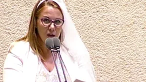 עם הינומה על דוכן הנואמים בכנסת