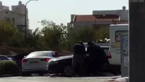 התנפלו על נהג, אזקו ושדדו