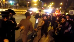 בשל מעצר בחור ישיבה: עשרות חרדים חוסמים כבישים ברחבי הארץ