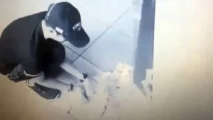 גשם של כסף מזומן! הכספומט המשיך לפלוט עשרות שטרות נוספים