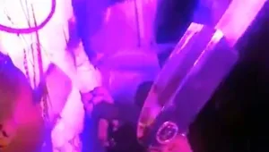 אקדח זהב שמפזר שטרות על האורחים