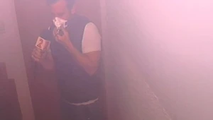 לוחמי אש פורצים לדירה בוערת