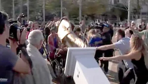 פסל נתניהו הופל - צפו בתיעוד