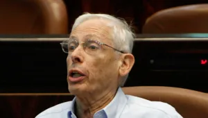 חבר הכנסת בני בגין הושעה מוועדת חוקה