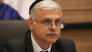 לזמן את העדה נגד כהן