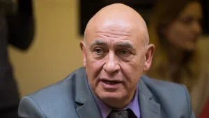 "ספר ובו כרטיסי SIM וטלפונים"