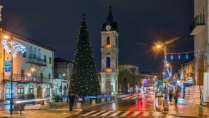 האם הצבת עצי אשוח במרחב הציבורי פוגעת בצביון המדינה?