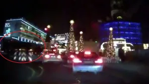 - משאית דוהרת לעבר הדוכנים