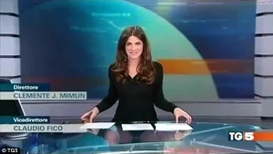 מה קורה מתחת לשולחן של מגישת החדשות