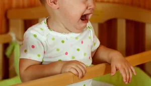 הטיחה תינוקות וגררה באלימות