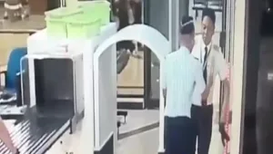 הטייס השיכור מועד ושומט חפציו בדרכו למטוס