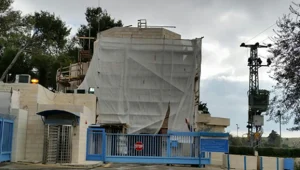 האם האו"ם מבצע עבירות בנייה בירושלים?