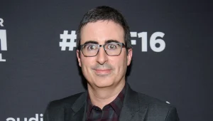 המנחה ג'ון אוליבר מגיע לארץ לחנוך ערוץ חדש