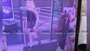 במכנסיים קצרים וגרזן: צעירה תקפה לקוחות בחנות נוחות