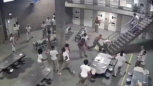 תחת אבטחה כבדה: אסירים דוקרים בעזרת סכינים עשויים ממשאפים