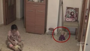 כשהילדה משחקת בנחת לבדה בחדר - שימו לב מה קורה לבובה