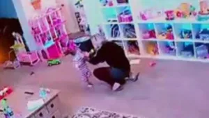 אם הצילה את בתה הקטנה מחנק - צפו בתיעוד