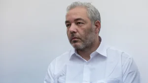 בנו נעצר בחשד שהטריד את עדת המדינה