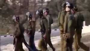 חיילים מפנים נער פצוע שיידה אבנים