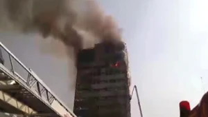 רב קומות בטהרן בוער וקורס‎ לעיני המצלמות