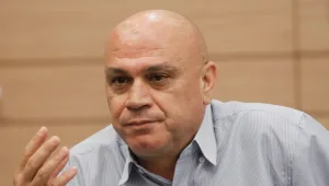 ח"כ השווה לנאצים - ניצולי השואה יצאו מהאולם