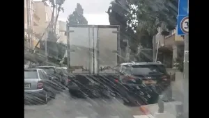 משאית פגעה בעשרות מכוניות חונות