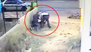 שוקל לפתוח את תיק השוטר