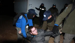 עשרות מתבצרים בבית הכנסת שטרם פונה